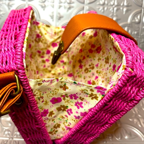 Hand woven crossbody Pink purse and matching earrings set - Picture 2 of 5
